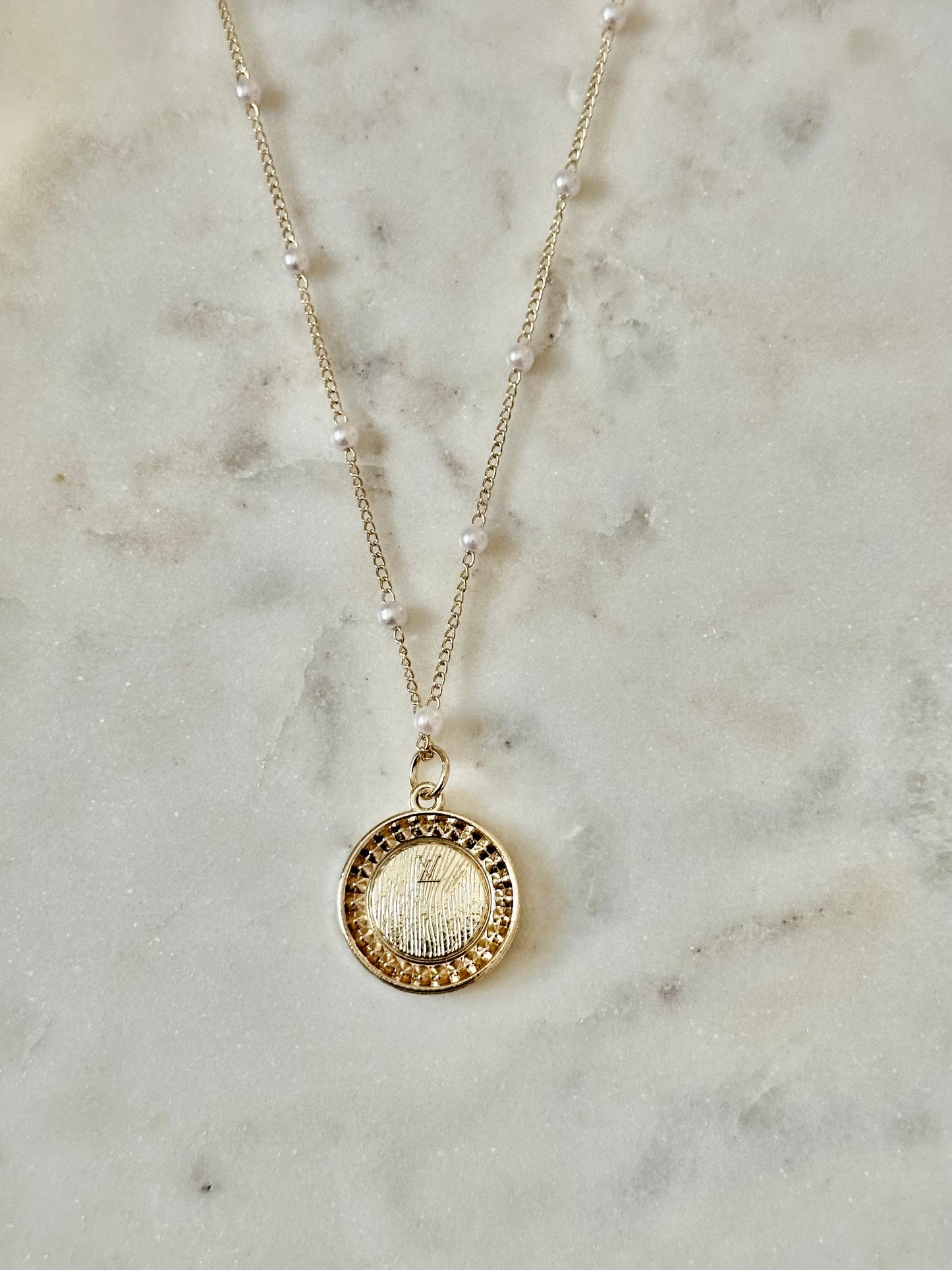 LV Pearl/Cream necklace