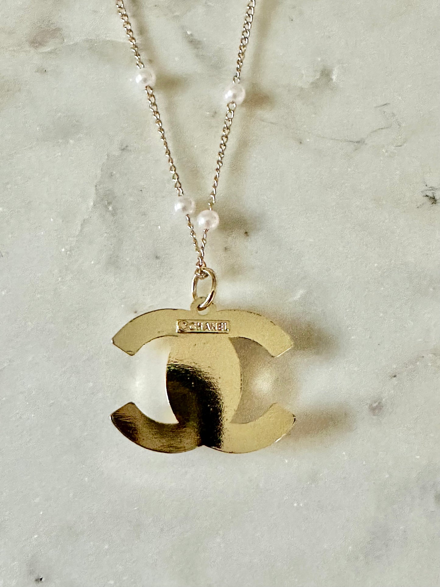 CC faux pearl turnlock necklace