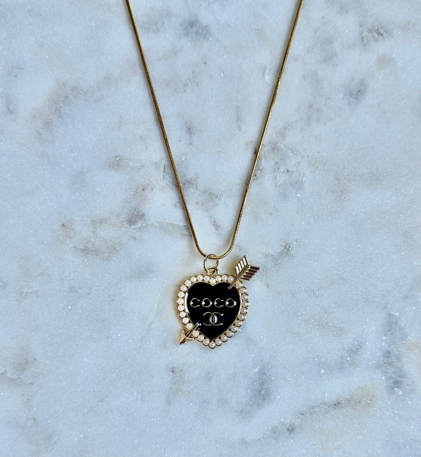 Coco black/pearl heart necklace