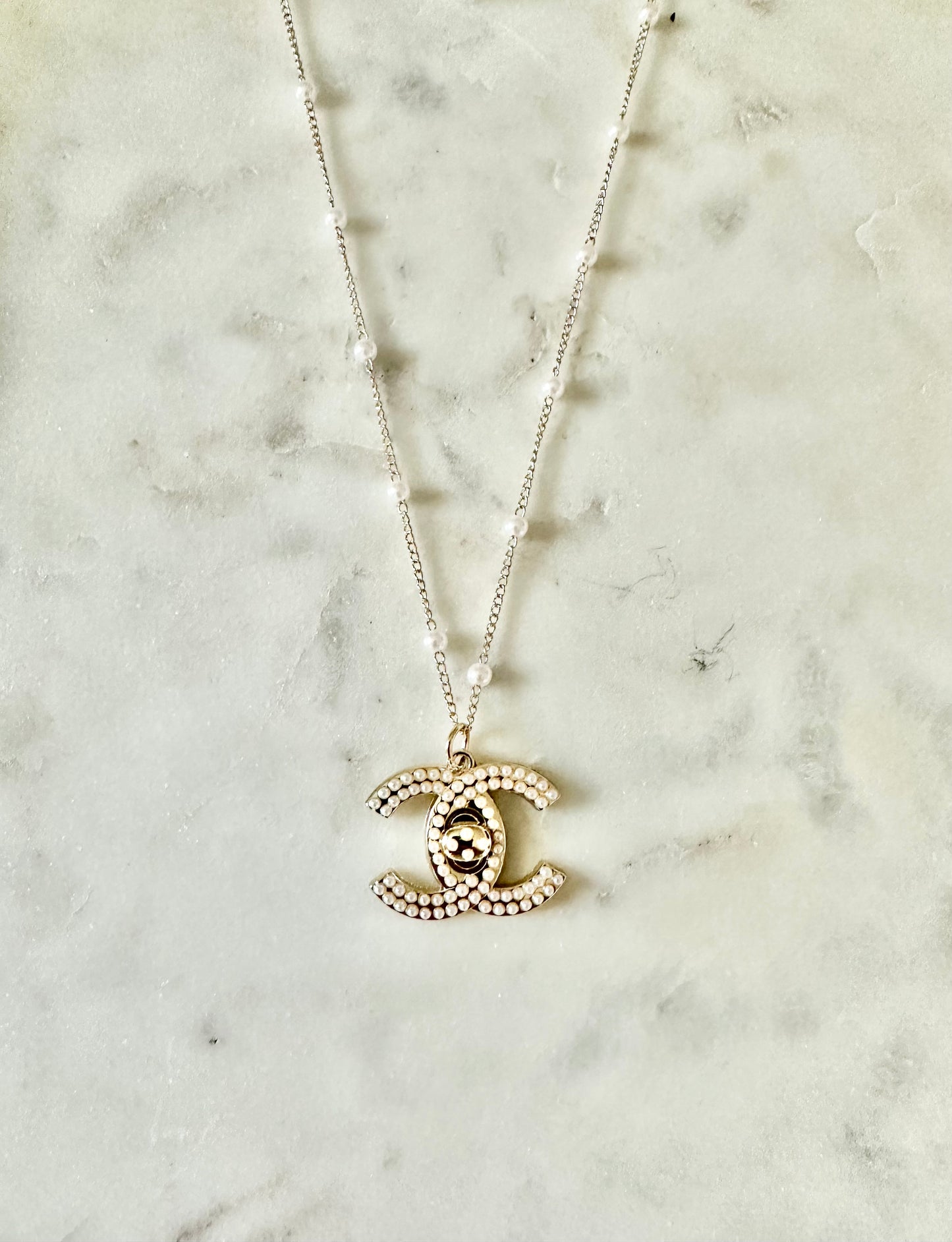 CC faux pearl turnlock necklace