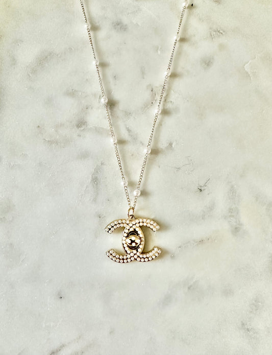 CC faux pearl turnlock necklace