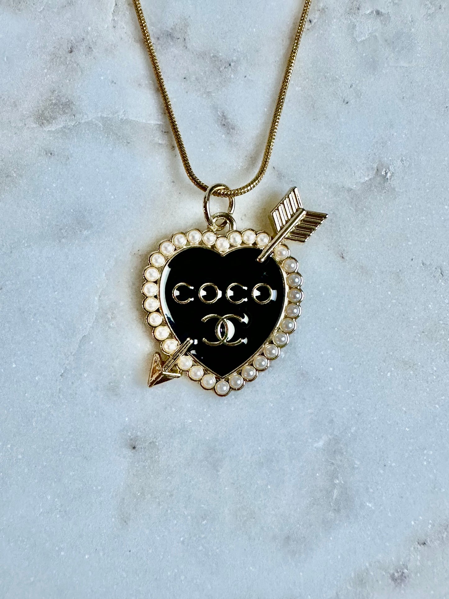 Coco black/pearl heart necklace