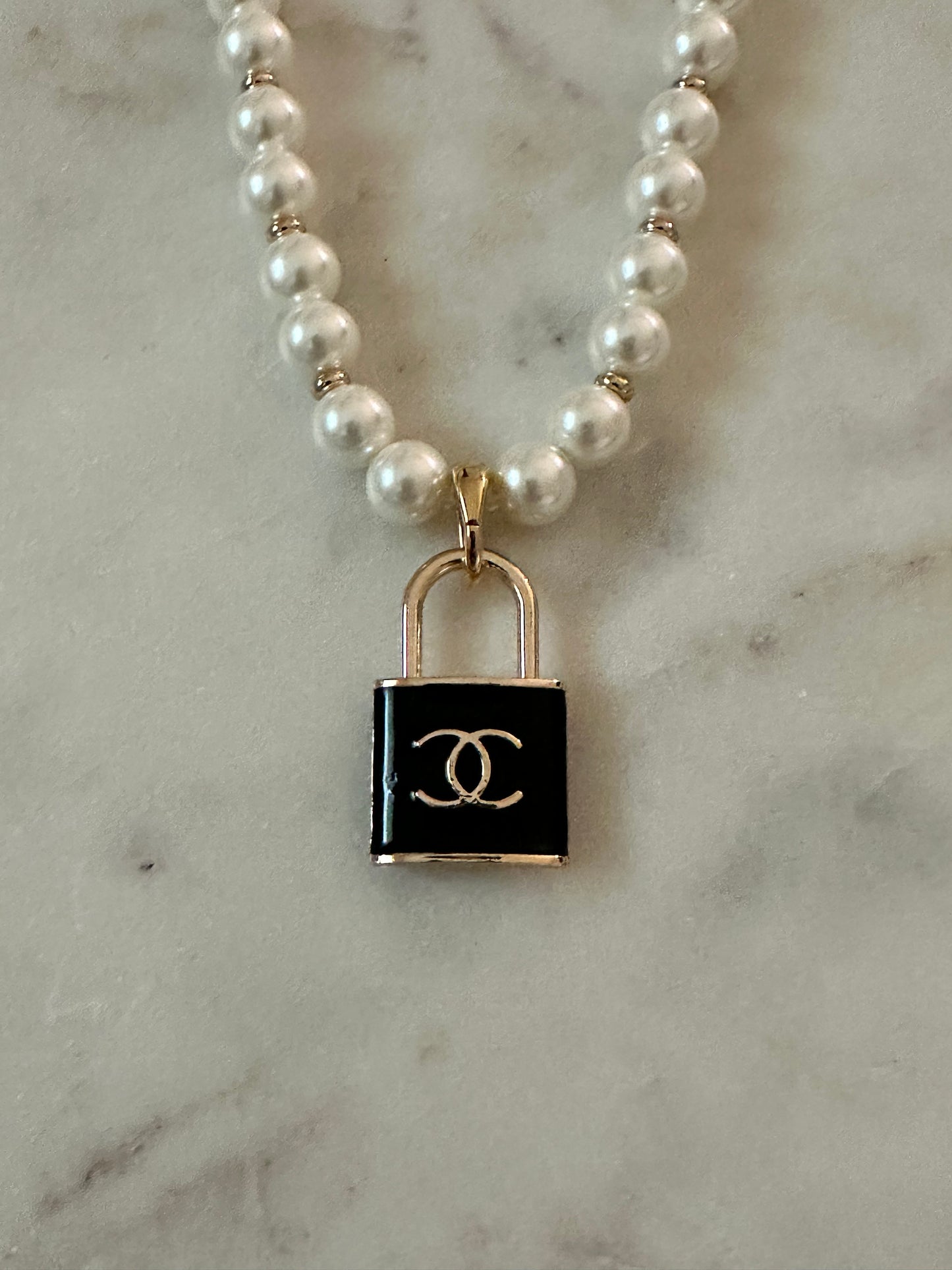 CC lock faux pearl necklace