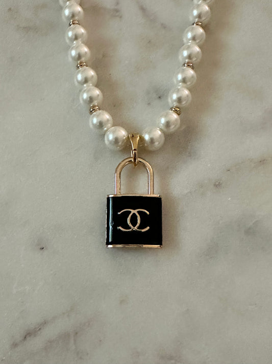 CC lock faux pearl necklace
