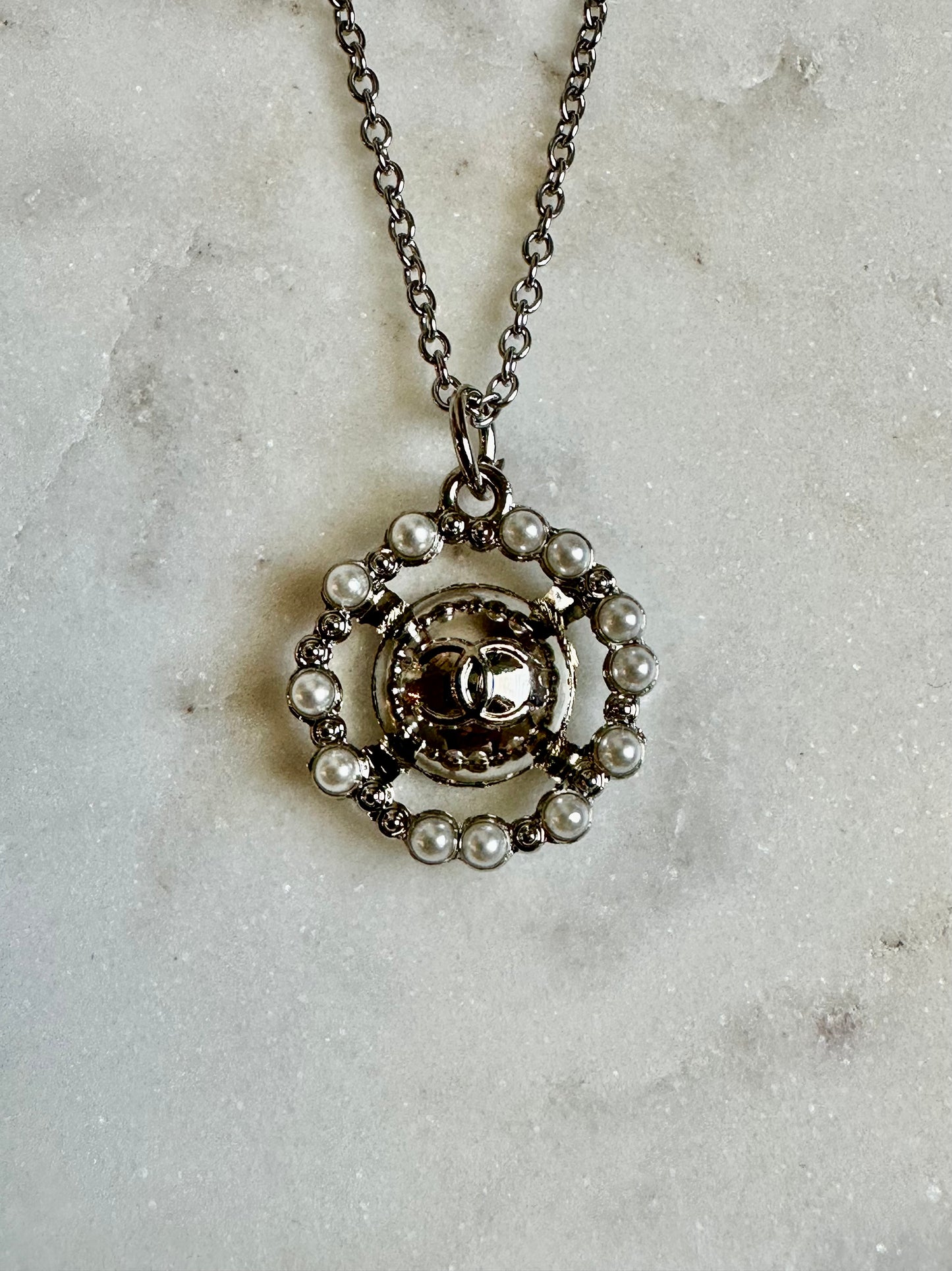 CC pearl round necklace