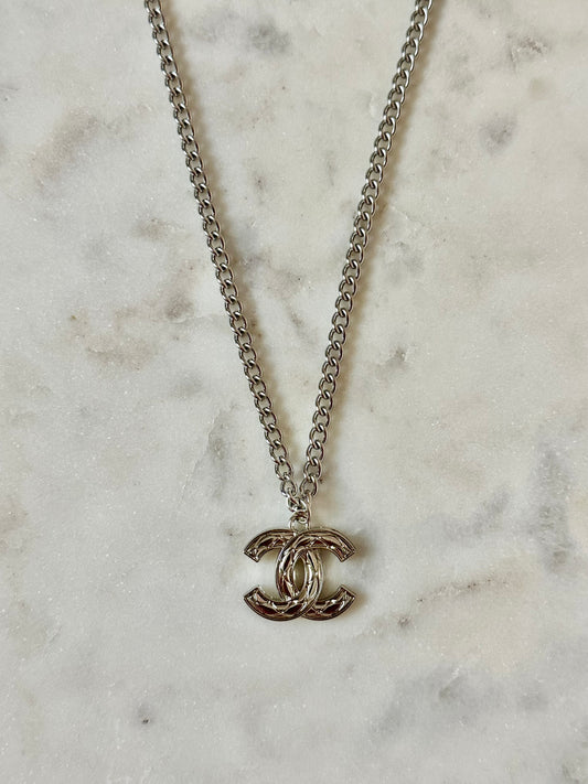 CC quilted silver tone necklace