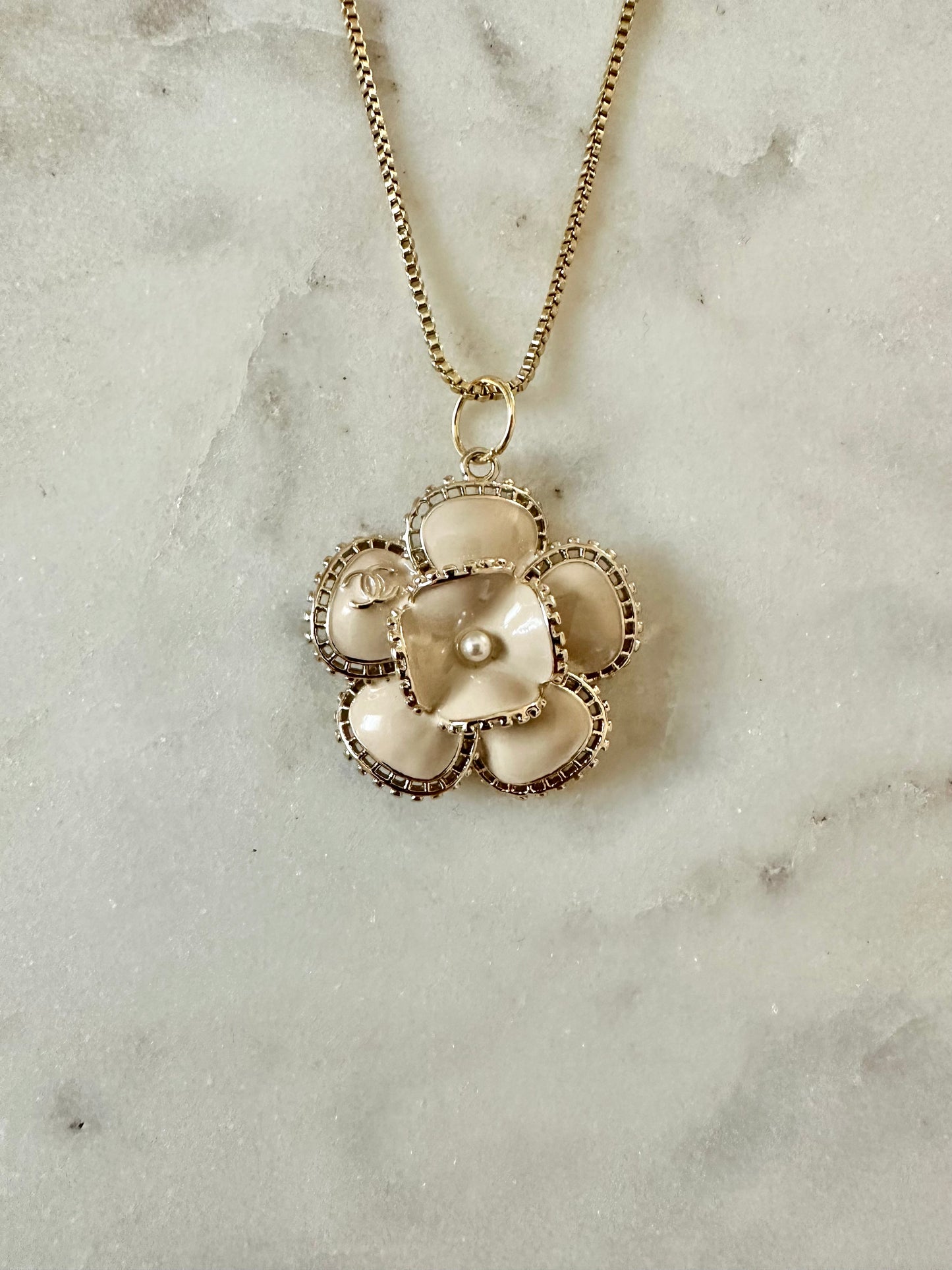 CC Tan Flower w/faux pearl accent necklace