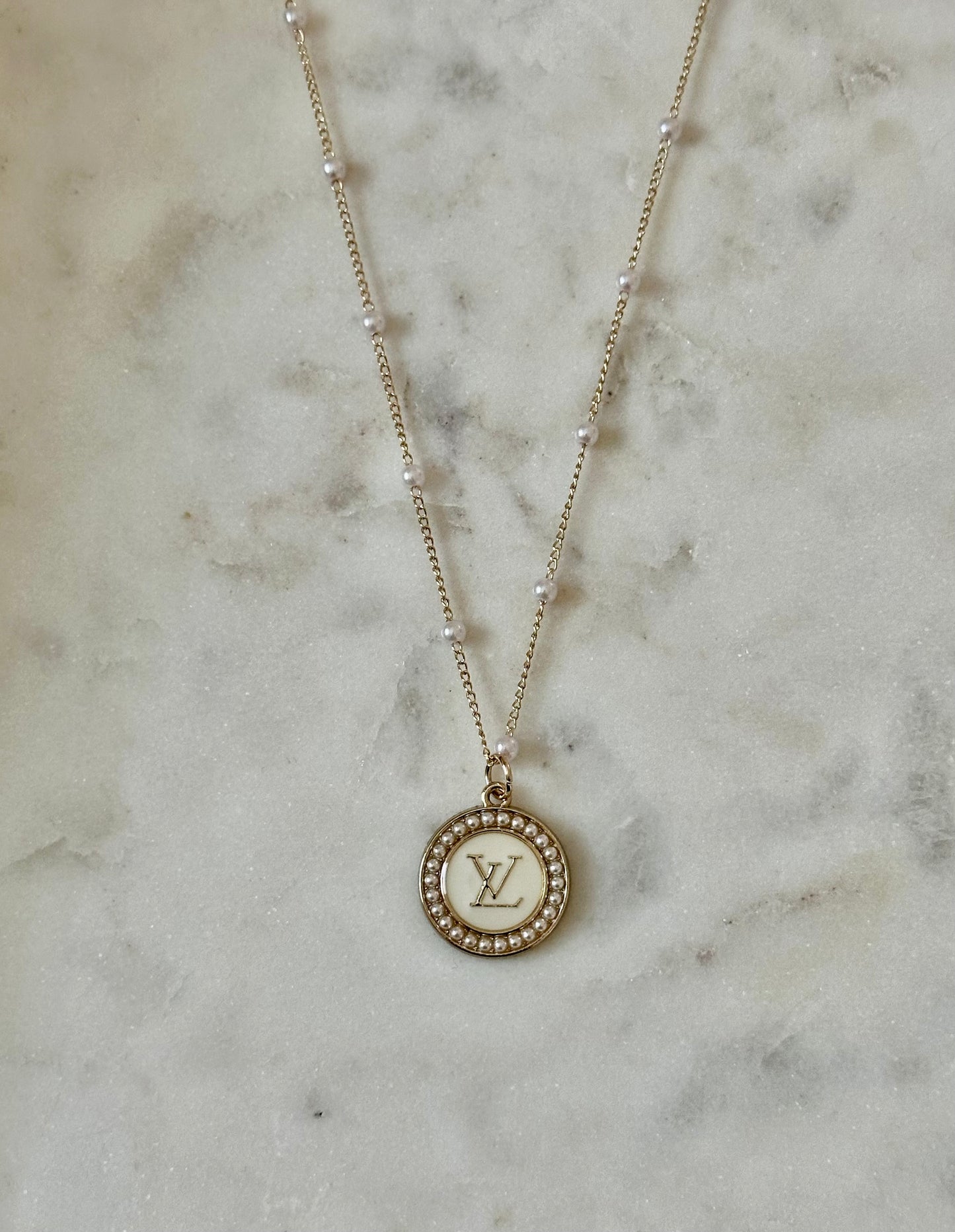 LV Pearl/Cream necklace