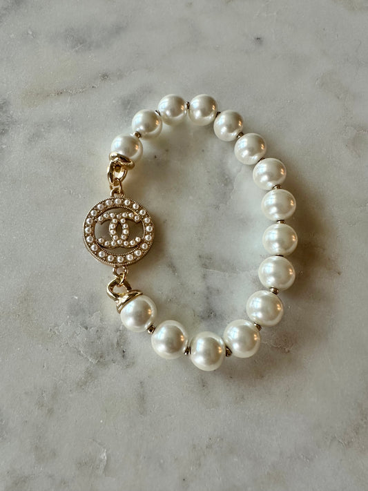 CC faux pearl stretch bracelet