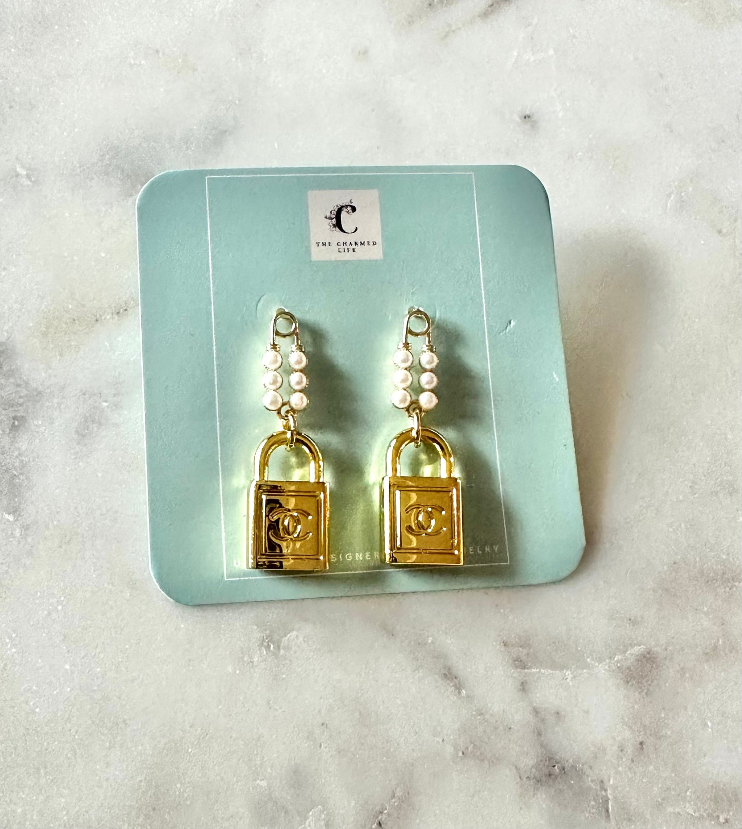 CC lock with faux pearl pendant earrings